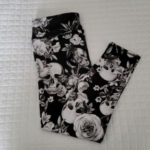 Capri leggings, black & white, skulls, flowers, size Large